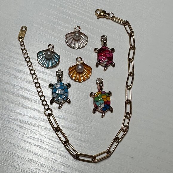 Charm Bracelet with 6 Different Shell and Turtle Charms-NEW - Picture 1 of 4